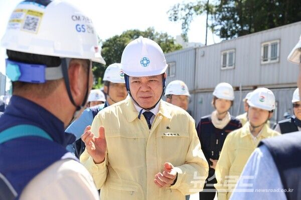 최대호 시장이 건설현장 안전전검을 위해 10일 오전 비산동 뉴타운 삼호아파트 재건축 현장을 방문했다./사진=안양시