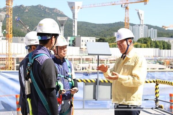 최대호 시장이 건설현장의 안전 수칙을 당부하고 있다./사진=최대호 시장 페이스북
