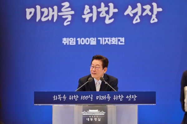 이재명 대통령이 기자회견을 진행하는 모습 [사진=대통령실]