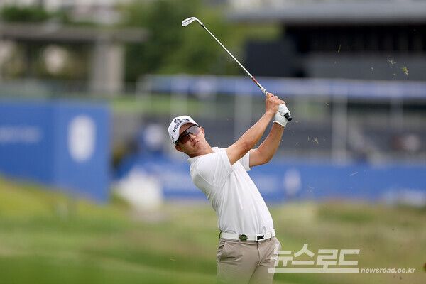 송영한이 1번 홀 아이언 세컨 샷을 하고 있다./사진=KPGA