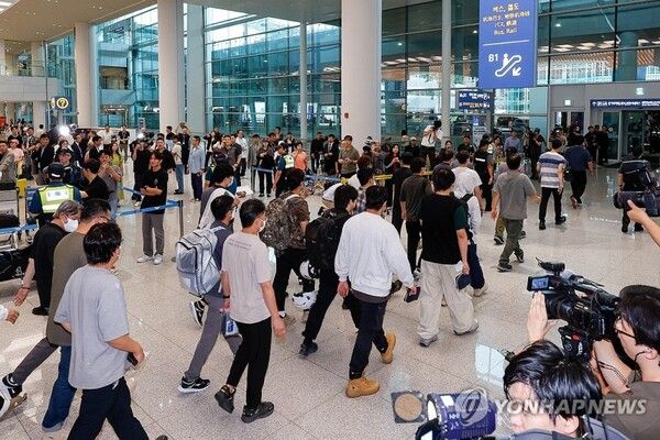 애틀랜타 공항에 착륙하는 대한항공 전세기 [사진=연합뉴스]&nbsp;귀국한 한국인 근로자들이 입국장을 지나는 모습 [사진=연합뉴스]