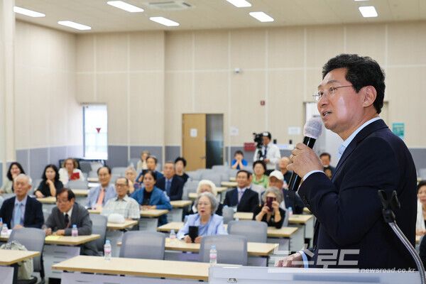 이상일 시장이 12일 '용인 시니어스카우트' 회원을 대상으로 '한국의 초고가 작품과 화가스토리'를 주제로 특강을 했다./사진=용인시