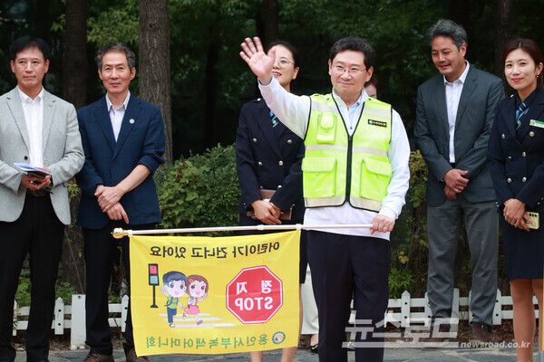 이상일 용인특례시장은 12일 수지구 현암초등학교에서 교통지도 봉사에 참여했다./사진=용인시