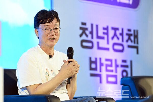 지난 6월 21일 이민근 안산시장이 상록수체육관에서 개최된 청년정책박람회 토크콘서트에서 청년들과 소통하고 있다./사진=안산시