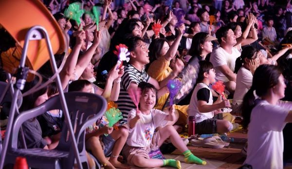 지난 8월 국립부산과학관 ‘사이언스 앤 매직 키즈밤 놀이터’에 참여한 어린이와 보호자들이 공연을 즐기고 있다. 사진=부산관광공사