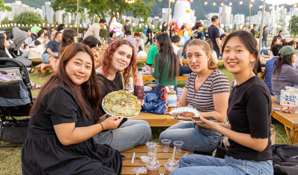 ‘2024 별바다부산 나이트마켓’에서 직접 '전 만들기' 체험을 하는 방문객들. 사진=부산관광공사