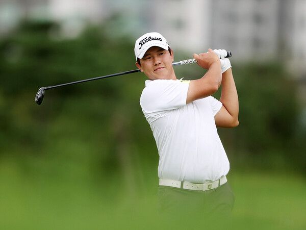 이상희가 ７번 홀 세컨샷을 하고 자신의 볼을 바라보고 있다./사진=KPGA