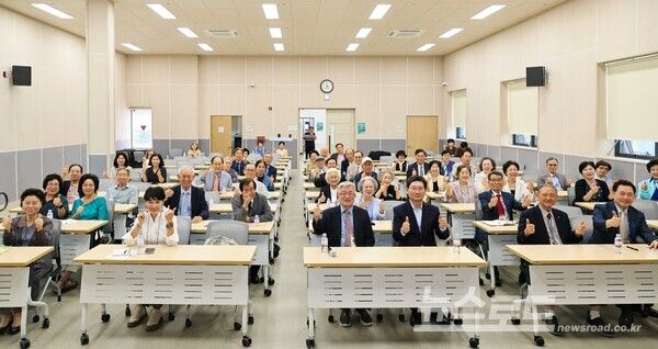 이상일 시장이 12일 '용인 시니어스카우트' 회원을 대상으로 '한국의 초고가 작품과 화가스토리'를 주제로 특강을 했다./사진=용인시
