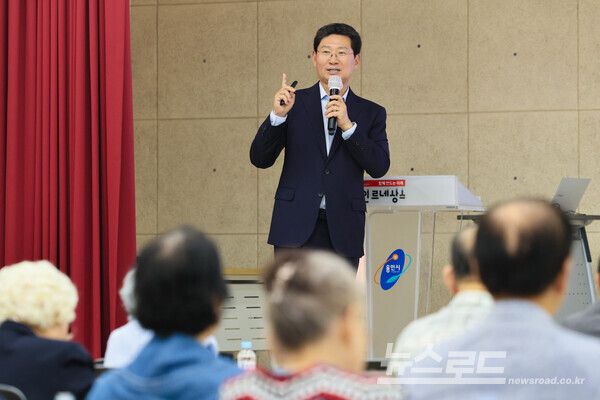 이상일 시장이 12일 '용인 시니어스카우트' 회원을 대상으로 '한국의 초고가 작품과 화가스토리'를 주제로 특강을 했다./사진=용인시