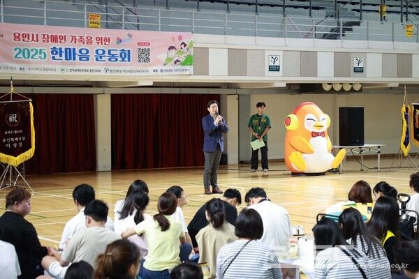 이상일 시장은 13일 '2025 장애인가족 한마음 운동회'에 참석해 인사말을 하고 있다./사진=용인시