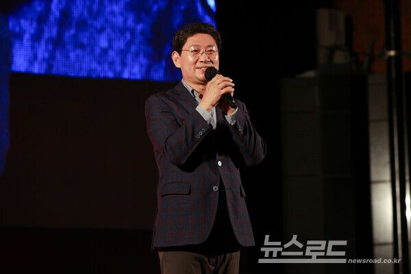 이상일 시장이 13일 '제8회 머내마을 영화제'에 참석해 축사를 하고 있다./사진=용인시