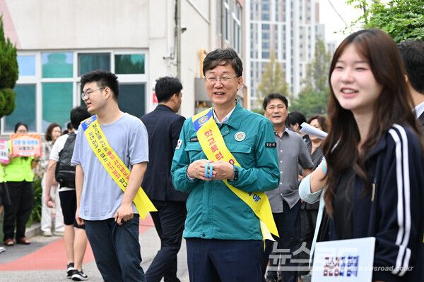 이민근 시장이 원곡중 청소년 도박 NO! 근절 캠페인을 진행하고 있다./사진=안산시