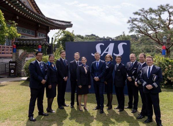스칸디나비아항공 관계자들이 서울 종로구 소재 삼청각에서 기자회견이 끝난 후 기념 촬영을 하고 있다. [출처=동보항공]