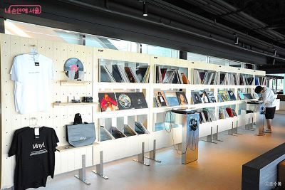 뚝섬 선착장 내 LP카페 '바이닐' [출처=서울시]