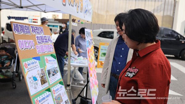 신계용 시장이 지난해 '세계 차 없는 날' 기념 행사에 참석해 부스를 방문하는 모습/사진=과천시