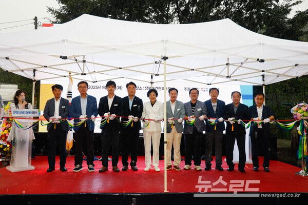 김경희 시장(가운데)과 관계자들이 상곡천 정비공사 준공식에서 테이프 커팅을 하고 있다./사진=이천시