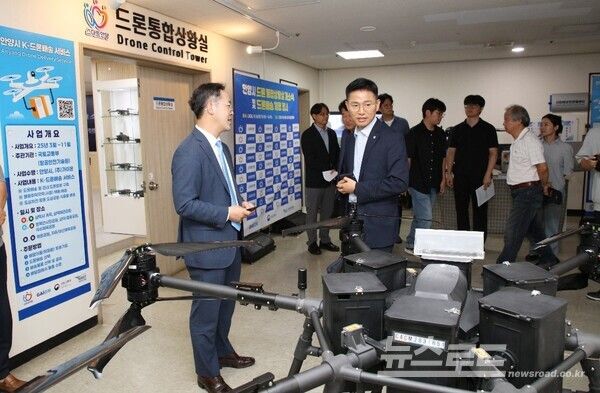 안양시청에서 드론통합상황실 개소하고 이계삼 부시장이 드론을 둘러보고 있다./사진=안양시