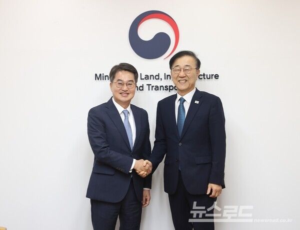 김동연 지사(좌)가 김윤덕 국토부 장관(우)과 악수를 나누고 있다./사진=김동연 지사 페이스북