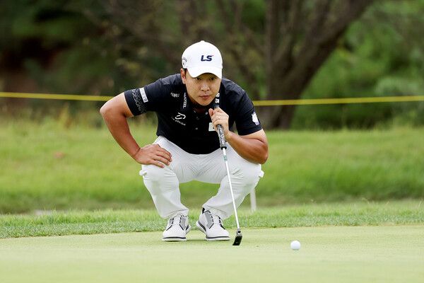 전가람 12번홀 그린 퍼팅 라인을 살피는 (사진제공 KPGA)