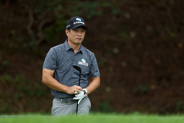 강윤석 9번홀 티샷후 볼의 방향 살피는 (사진제공 KPGA)