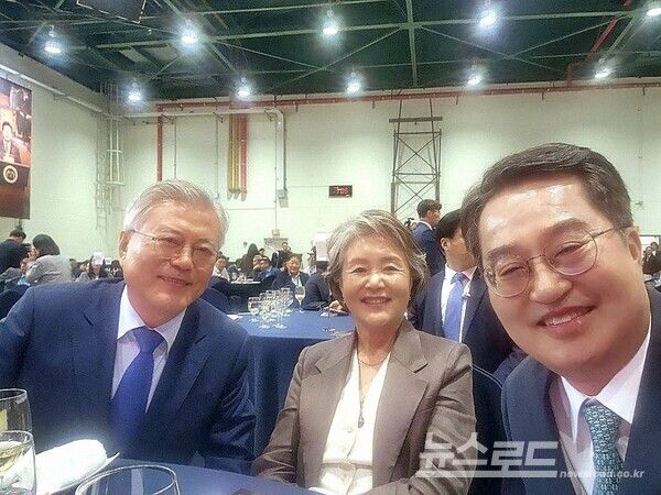 김동연 지사가 문재인 전 대통령 부부와 셀카를 찍고 있다./사진=김동연 지사 페이스북