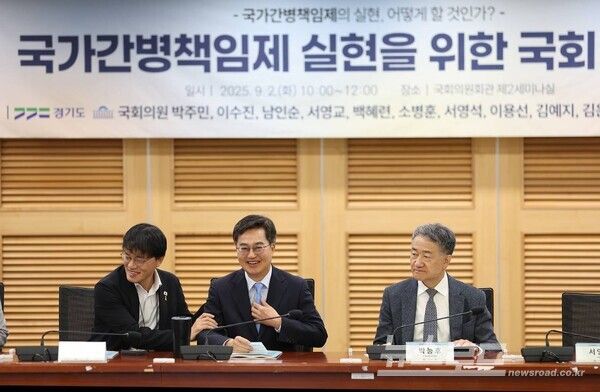 2일 오전 국회의원회관 제2세미나실에서 열린 국가간병책임제 실현을 위한 국회 토론회에서 김동연 경기도지사(가운데)와 박주민 국회의원(좌)이 밝게 웃고 있다./사진=김동연 지사 페이스북
