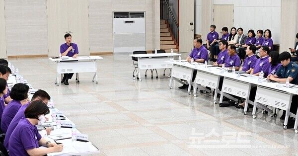 이민근 시장이 대부포도축제’의 최종보고회를 진행하고 있다./사진=이민근 시장 페이스북