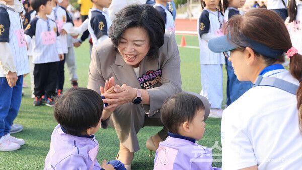 신계용 시장이 지난해 10월 열린 어린이집 한마음체육대회에서 아이들과 인사를 나누고 있다./사진=과천시