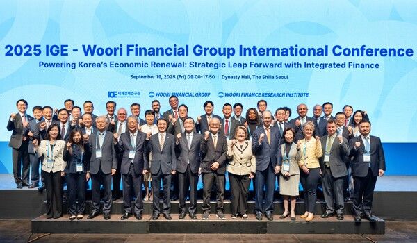 19일 서울 중구 신라호텔에서 열린&nbsp;'2025&nbsp;세계경제연구원-우리금융그룹 국제컨퍼런스'에&nbsp;(앞줄 왼쪽 네번째부터)임종룡 우리금융그룹회장,&nbsp;이억원 금융위원장,&nbsp;전광우 세계경제연구원 이사장,&nbsp;성기학 영원무역 회장,&nbsp;앤 크루거(Anne Krueger)&nbsp;스탠퍼드대 석좌교수/前&nbsp;IMF&nbsp;및 세계은행 수석부총재 등 국내외 주요 금융·학계 인사들이 참석해 기념촬영을 하고 있다.