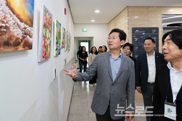 20일 영덕1동주민자치센터에서 이상일 시장이 주민들이 전시한 작품을 관람하고 있다./사진=용인시