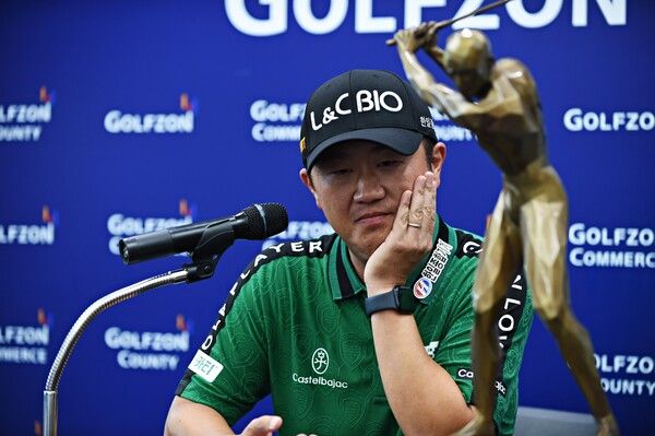 박성국이 21일 경북 구미 골프존카운티 선산 OUT, IN 코스에서 열린 한국프골프협회 ‘골프존오픈’ 최종 라운드에서 최종 합계 16언더파 268타로 KPGA 투어 2승의 업적을 이뤄냈다.이날 박성국의 우승은 2018년 10월 ‘현대해상 최경주 인비테이셔널’ 우승 이후 약 6년 11개월 만의 우승이다. 113번째 대회 출전 만에 얻어낸 그의 값진 ‘눈물의 승리’다. 그는 이날 인터뷰 도중 눈물을 흘릴 정도로 그에겐 너무 절실했던 투어 우승이다. (사진 서울뉴스통신)