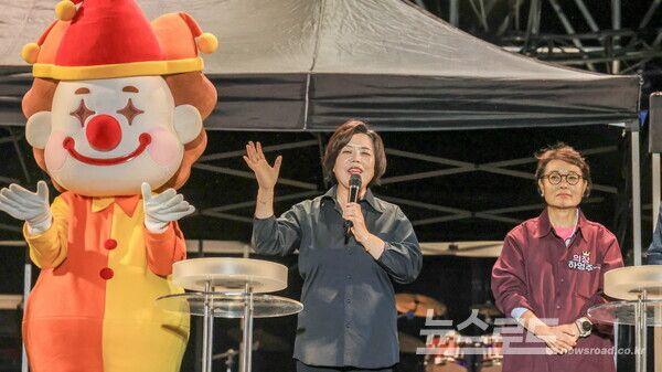 신계용 시장이 '2025 과천공연예술축제'의 개막을 선언하고 있다./사진=과천시