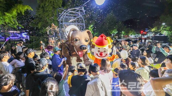 캐릭터 '로그'의 행진 모습/사진=과천시