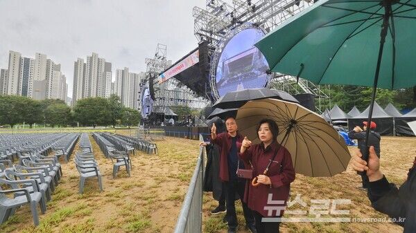 신계용 시장이 과천공연예술축제 현장을 찾아 안전 점검을 하고 있다./사진=신계용 시장 페이스북
