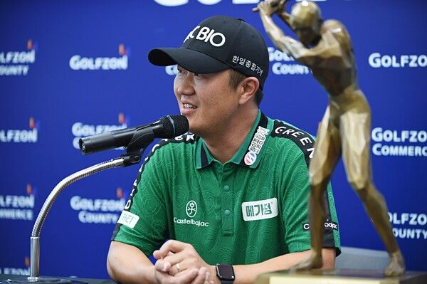 박성국이 21일 경북 구미 골프존카운티 선산 OUT, IN 코스에서 열린 한국프골프협회 ‘골프존오픈’ 최종 라운드에서 최종 합계 16언더파 268타로 KPGA 투어 2승의 업적을 이뤄냈다.이날 박성국의 우승은 2018년 10월 ‘현대해상 최경주 인비테이셔널’ 우승 이후 약 6년 11개월 만의 우승이다. 113번째 대회 출전 만에 얻어낸 그의 값진 ‘눈물의 승리’다. 그는 이날 인터뷰 도중 눈물을 흘릴 정도로 그에겐 너무 절실했던 투어 우승이다. (사진 서울뉴스통신)