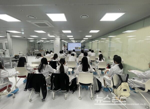 경기시흥 SNU 제약바이오인력양성센터는 지난 9월 18일 초ㆍ중ㆍ고등학생을 대상 진로체험 프로그램을 시작했다./사진=시흥시