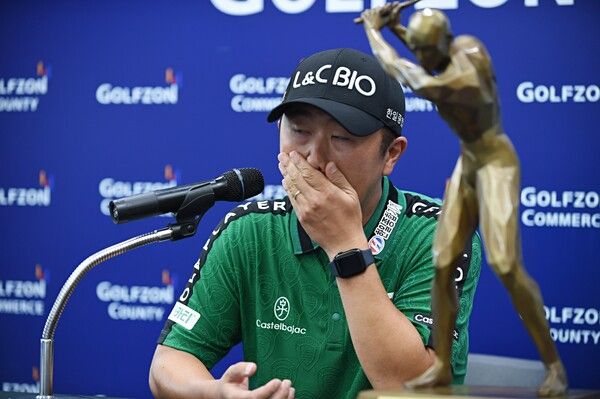 박성국이 21일 경북 구미 골프존카운티 선산 OUT, IN 코스에서 열린 한국프골프협회 ‘골프존오픈’ 최종 라운드에서 최종 합계 16언더파 268타로 KPGA 투어 2승의 업적을 이뤄냈다.이날 박성국의 우승은 2018년 10월 ‘현대해상 최경주 인비테이셔널’ 우승 이후 약 6년 11개월 만의 우승이다. 113번째 대회 출전 만에 얻어낸 그의 값진 ‘눈물의 승리’다. 그는 이날 인터뷰 도중 눈물을 흘릴 정도로 그에겐 너무 절실했던 투어 우승이다. (사진 서울뉴스통신)