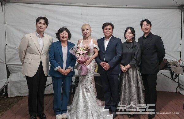 임병택 시장이 소프라노 조수미와 기념촬영을 하고 있다./사진=임병택 시장 페이스북