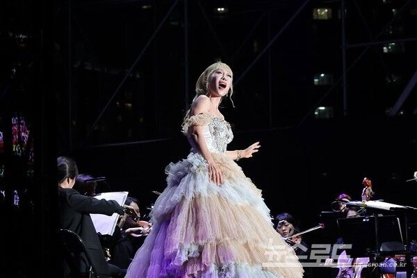 ‘시흥아트센터 프리뷰 페스타’가 열린 가운데 20일 저녁 개최된 오픈식에서 소프라노 조수미가 공연을 하고 있다./사진=임병택 시장 페이스북