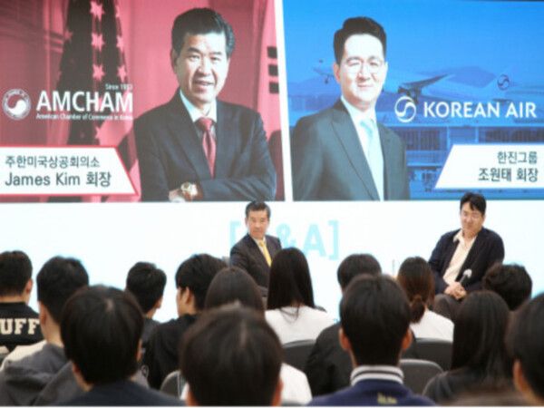 제임스 김 주한미국상공회의소 회장(왼쪽)과 조원태 한진그룹 회장(오른쪽)이 지난 22일 한국항공대에서 특강을 하고 있다. [사진=한국항공대]