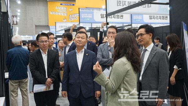 경기도의회 한원찬 의원이 현장을 방문해 안내를 받고 있다./사진=경기도일자리재단&nbsp;