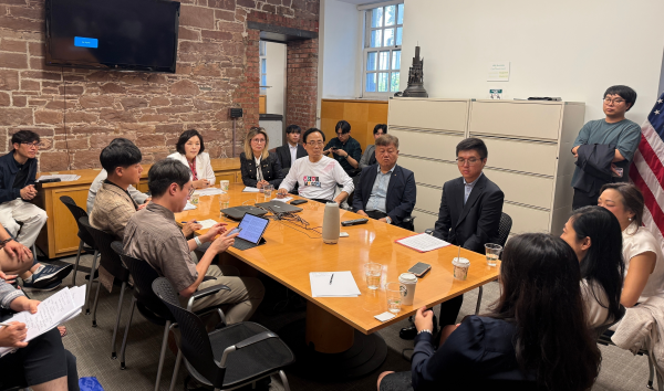 뉴욕시청사 내 회의실에서 문화체육관광위원회 위원들과 뉴욕시의원 3명(줄리 원, 샌드라 황, 린다 리 의원)이 간담회를 갖고 있다. [사진=서울시의회]