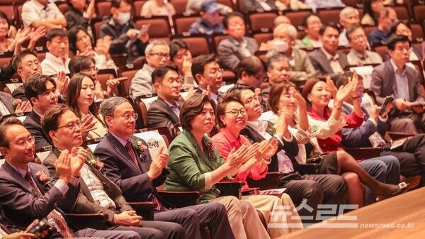 신계용 시장(그린자켓)이 설명회를 듣고 박수를 치고 있다./사진=신계용 시장 페이스북