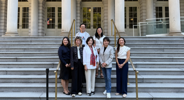 뉴욕시청사 앞. 왼쪽 위에서부터 김형재 위원, 샌드라 황 의원, 줄리 왕 의원, 아이수루 부위원장, 김경 위원장, 김혜영 위원, 린다 리 의원 [사진=서울시의회]