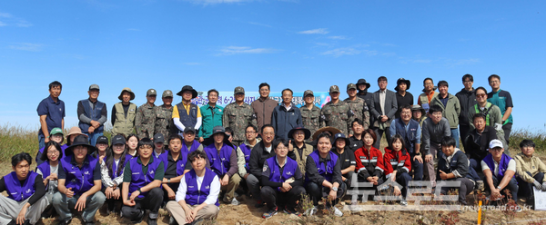 효성관계자들이 군 관계자들과 함께 복원 행사 기념 촬영을 하는 모습 [사진=효성]