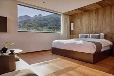 북한산을 바라볼 수 있는 파크하우스 객실 [사진=한화호텔앤드리조트]