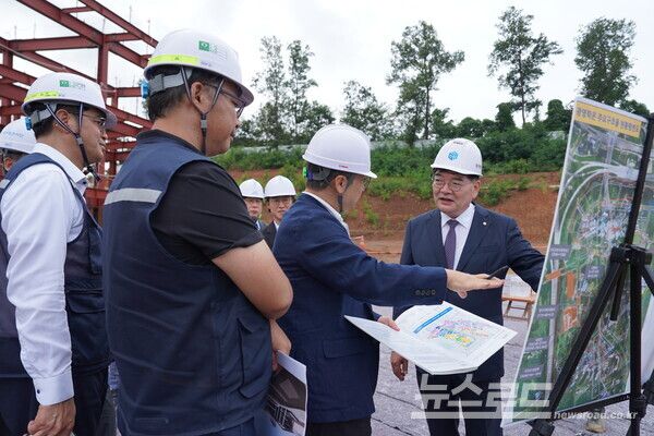 경기주택도시공사 김용진 사장이 취임 후 첫 공식 일정으로 주요 사업 현장을 찾아 보고를 받고 있다./ 사진=경기주택도시공사