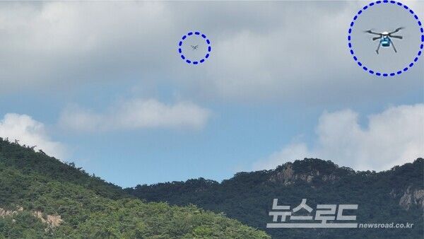 불성사로 물품을 배송중인 안양시 배달드론 모습/사진=안양시