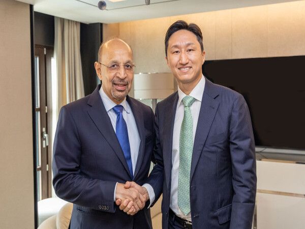 정기선 HD현대 수석부회장(사진 오른쪽)이 25일(목) 사우디 칼리드 알팔리(H.E. Khalid AlFalih) 투자부장관을 만나 사업 협력을 논의했다. [사진=HD현대]