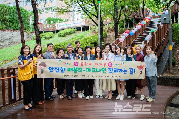 이상일 시장이 건의를 받아들여 시비&nbsp;4억 원을 투입해 공원 산책로 침목계단을 교체하고,&nbsp;기존 통학로는 확대하는 사업을 시행해 통학로를 확대하고,&nbsp;야간 보안등과 안전난간을 설치했다. 주민들이 환영하는 기념촬영을 하는 모습/사진=용인시